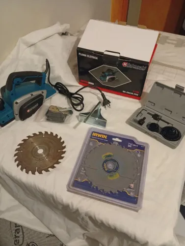 Discos de serra, plaina elétrica e serra copo
