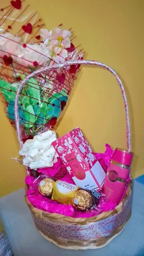 Cestas dia dos Namorados ,com chocolates ursos,buque perfumes