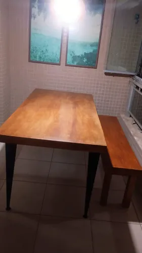 Mesa de jantar com banco em madeira maciça