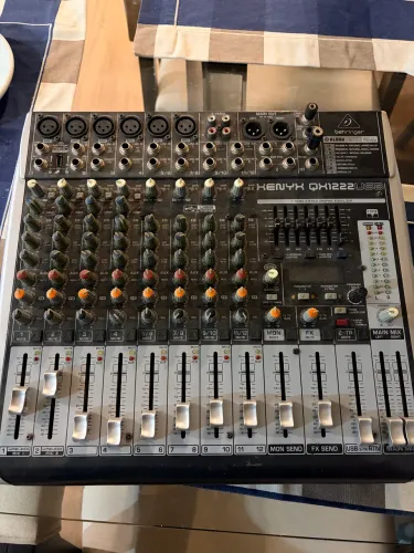? Mesa de Som Behringer XENYX QX1222USB - 12 Canais