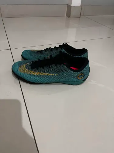 Chuteira Nike CR7 - tamanho 40