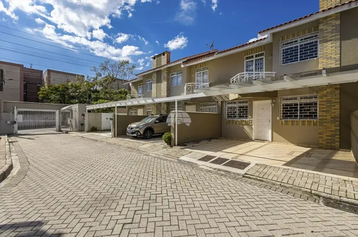 Sobrado com 3 quartos no Bairro Novo Mundo