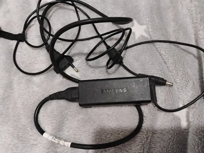 Carregador de notebook Samsung