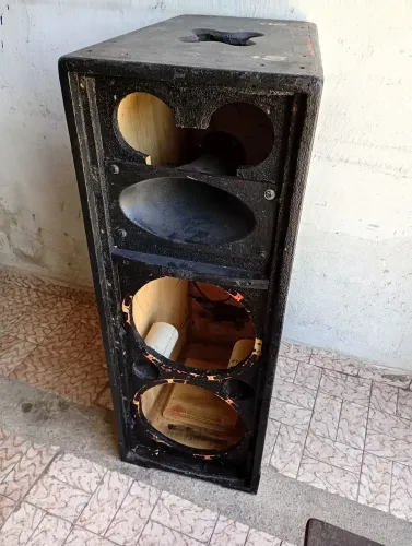 CAIXAS DE MÉDIO GRAVE COM ÀS TELAS E OS ESPAÇOS MATERIAL NAVAL