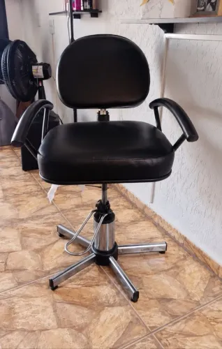 Vendo cadeira barbeiro/cabeleireira pra ir embora hoje R$ 250