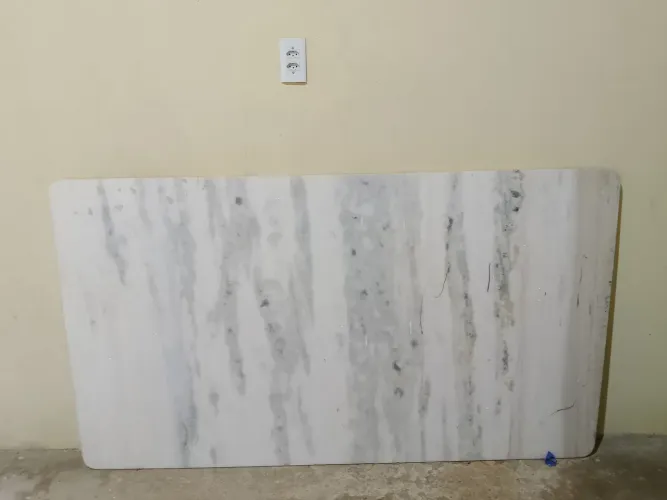 Vende se uma pedra para mesa de mármore
