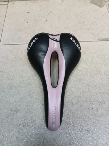Banco de bicicleta feminino selim preto rosa