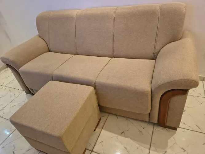 Sofá 3 lugares com puf