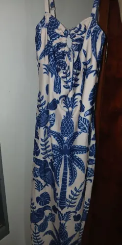 Vestido longo branco com estampa tropical em azul