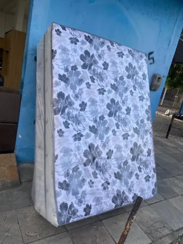 Cama de casal box disponível ?