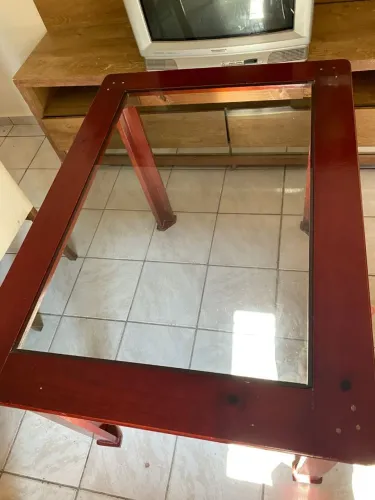 Mesa de vidro e madeira