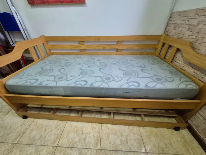 Vende uma cama com colchão junto