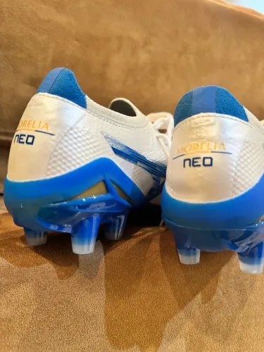 Mizuno Morelia Neo
