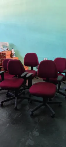 Cadeiraa giratórias estofadas com encosto de braços