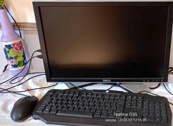 Vendo monitor de computador de 20 polegadas e um teclado mais mouse