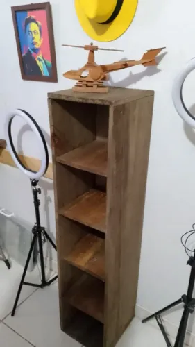 Estante rústica pra livros, DVDs, etc. Cabe num carro. Sem menos