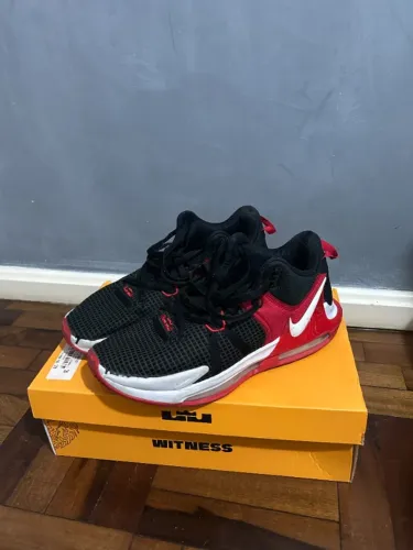 O Nike LeBron Witness 8 - Usado