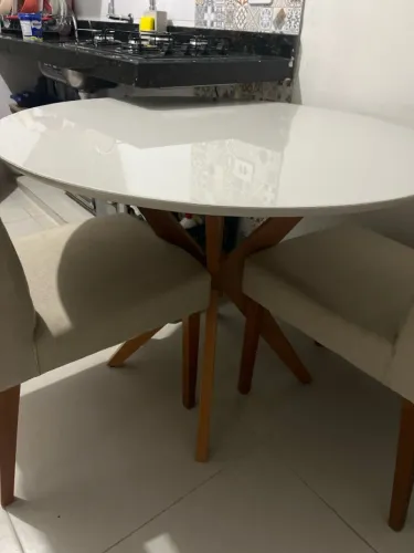MESA REDONDA - TAMPO DE VIDRO E MADEIRA NAS PERNAS