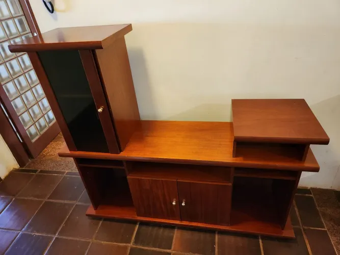 Estante Para Sala Em Madeira Bem Conservada