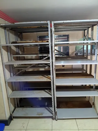 Estante de aço com pontos de ferrugem