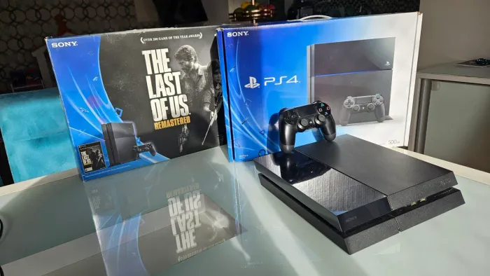 PS4 Playstation 4 na caixa com 8 jogos