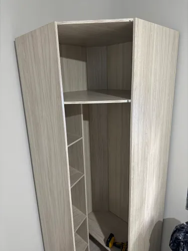 Guarda roupas de canto uma porta espelhada