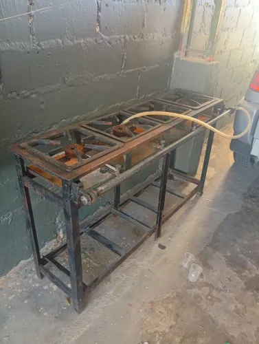Fogão 4 bocas industrial a gás pegando tudo valo $1100 só ligar *71 ou zap