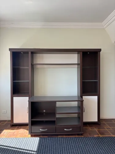 Estante de sala (com rack móvel no meio)