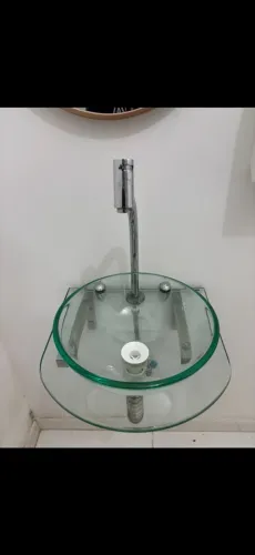 Gabinete para banheiro com pia de vidro e torneira