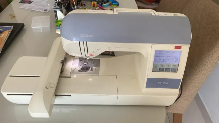 Maquina de bordar brother pe 770 usada.