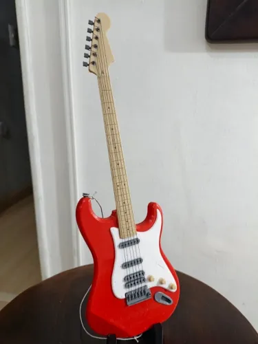 Guitarra Fender Vermelha - 33 cm | Impressão 3D Artesanal
