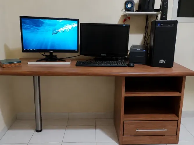 Mesa para Computador/Escritório com Gaveta e Nichos - Excelente Estado