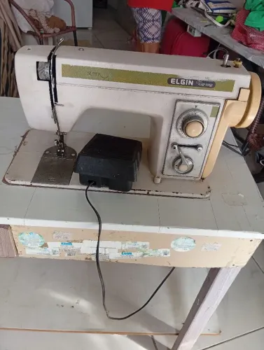 Máquina de costura a motor