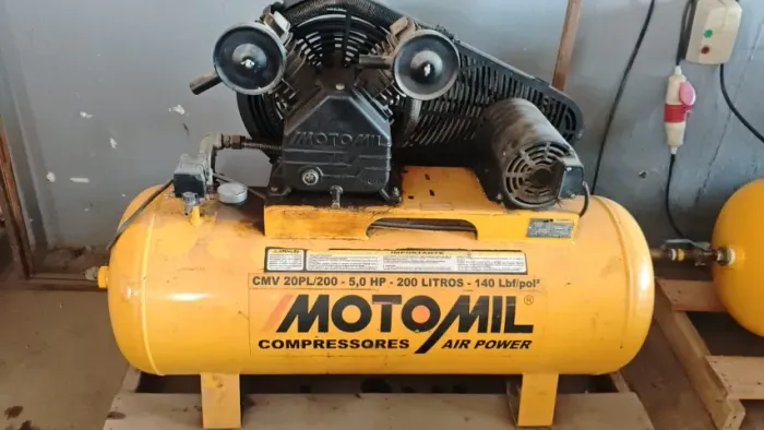 Compressor de Ar Motomil CMV 20PL/200 - 5 HP / 200 Litros