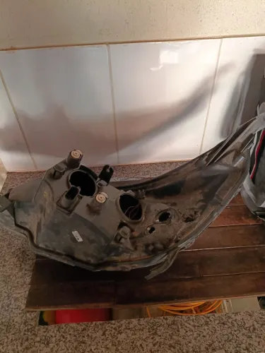 Vendo farol automotivo de Agile ou Montana .