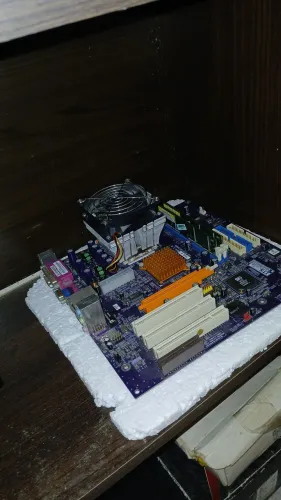 Kit placa mae ECS 741GX-M + placa de video ATI Radeon 9600 Pro 256MB DDR2