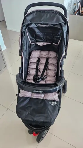 Carrinho de Bebê com Bebê conforto Cosco Toffy