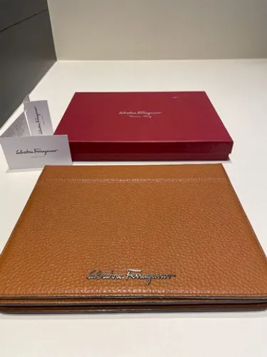 Capa Para iPad - Salvatore Ferragamo - Couro Caramelo