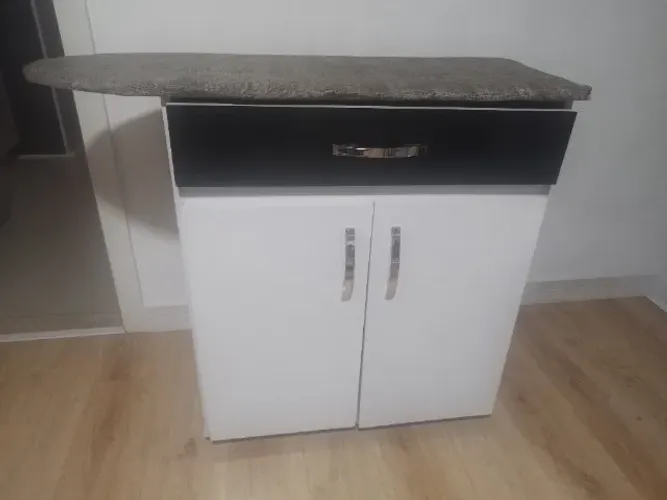 Armário com tábua de passar