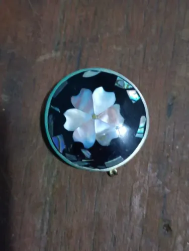 Antigo porta comprimido em metal e acabamento em madrepérola <br> <br>4 cm