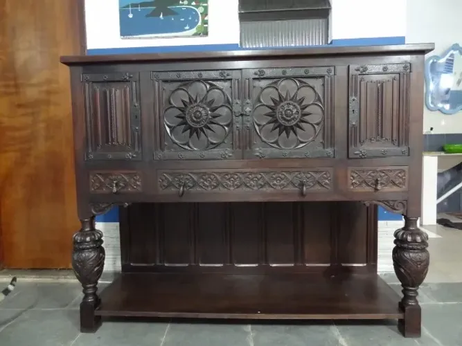 Aparador, entalhado, estilo Renascença,com detalhes em Ferro.