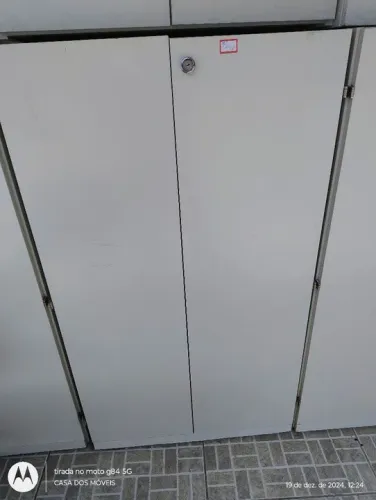 Armário de madeira branco com duas portas