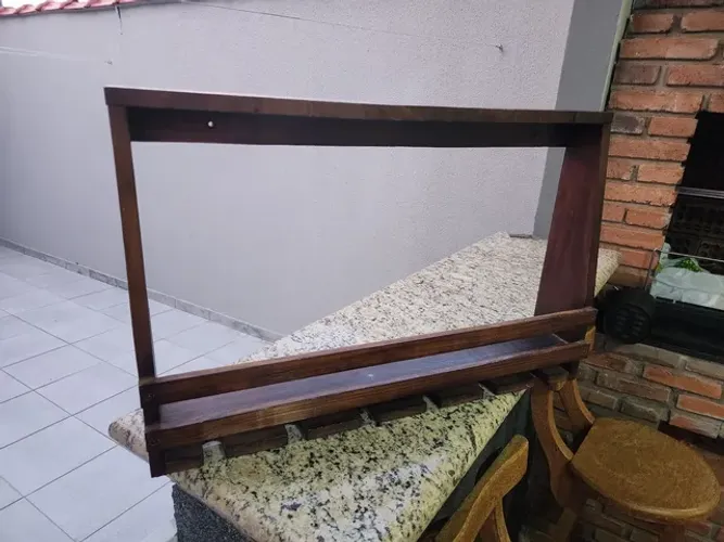 Adega parede para 6 garrafas e 06 taças 