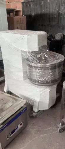 Amassadeira Espiral semi nova 40kg de massa