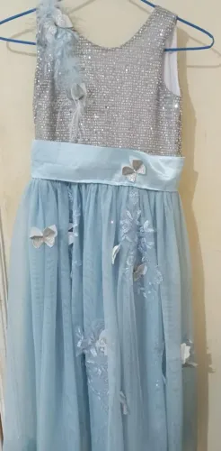 Vestido de festa infantil azul claro com detalhes