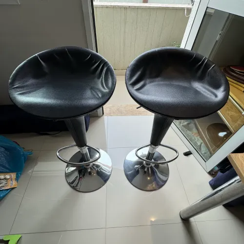 PAR DE BANCOS ALTOS GIRATÓRIOS COM REGULAGEM PRETO CROMADO BOM ESTADO