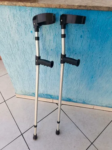 Par de muletas de alumínio