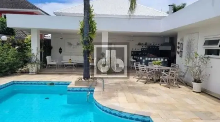 BARRA DA TIJUCA - CONDOMINIO CRYSTAL LAKE - CASA DUPLEX - 4 QUARTOS - 2 SUÍTES - CLOSET - 