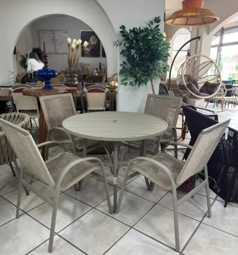 Mesa para varanda e jardim