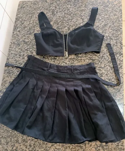 Conjunto Top com Saia frisada e cinto
